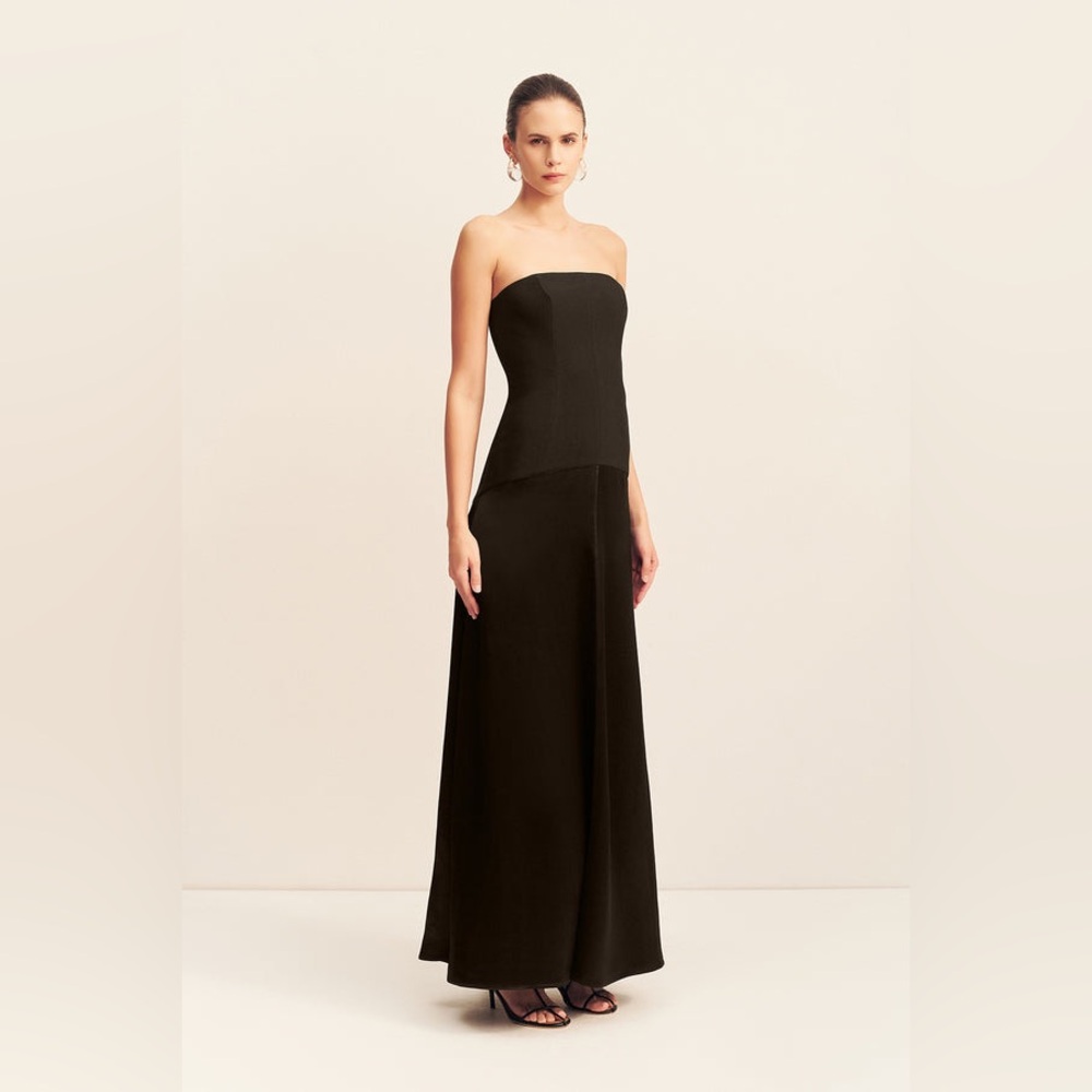 Elegant Black Strapless Evening Gown
Strapless - Picture 1 of 5